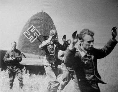 Как советский летчик после тарана упал на землю вместе с вражеским летчиками и на земле вступил с ними в бой. Кто победил