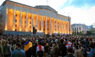 Протестующие в Грузии выступают против закона "об иноагентах" после его принятия в первом чтении
